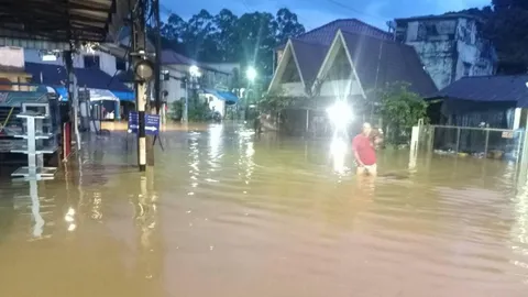 แม่สายอ่วม ฝนถล่มทิ้งทวน ซอยสายลมจอยแหล่งช็อปปิ้งจมน้ำ (คลิป)