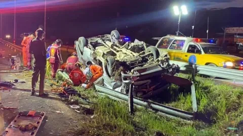  สาว 19 ขับรถตู้รับญาติมาเกี่ยวข้าว ชนเหล็กกั้นตกร่องกลาง ตาย 4 เจ็บ 8 