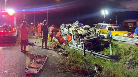 สาว 19 ขับรถตู้หลับใน ชนเหล็กกั้นตกร่องกลางถนน ญาติดับ 4 เจ็บ 8 ราย