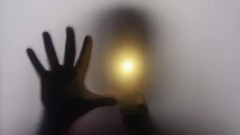 แย่งกันเป็นศพมอญ