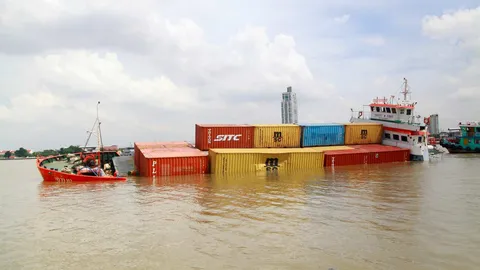 เรือสินค้าชนกันจมครึ่งลำในแม่น้ำเจ้าพระยา ตร.สมุทรปราการ สอบสาเหตุแล้ว (คลิป)