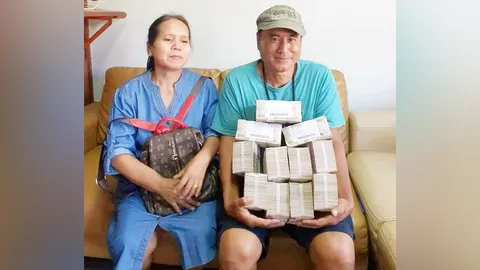 อิจฉาคนโชคดี หนุ่มใหญ่ถูกหวย 12 ล้าน กอดเงินโชว์ก่อนฝากธนาคาร