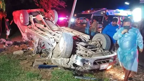 รถขนแรงงานเขมรคว่ำที่สระแก้ว เสียชีวิต 6 ศพ คนขับตายด้วย