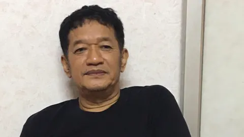 ไม่เลือกงานไม่ยากจน โย่ง เชิญยิ้ม รับจ้างขายเสื้อผ้า ได้ค่าแรงวันละ 200