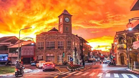 ฟ้าสวยๆ ธรรมชาติสรรสร้าง "ผีตากผ้าอ้อม" แสงเหลืองอร่ามไปทั่วเกาะภูเก็ต