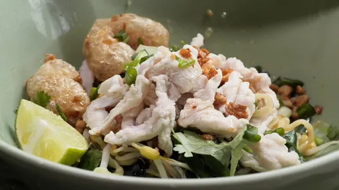 “ก๋วยเตี๋ยวนวลพรรณ” ตำนาน 20 ปีความอร่อยของชาวสุพรรณฯ