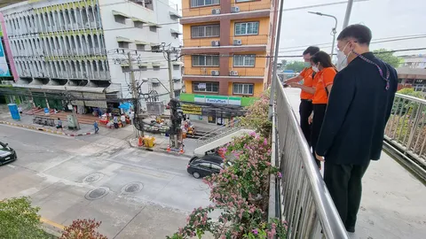 MEA ลงพื้นที่ตรวจสอบ ติดตามงานแก้ไขเหตุรถยนต์ตกหลุมถนนทรุด บริเวณปากซอยจรัญสนิทวงศ์ 82
