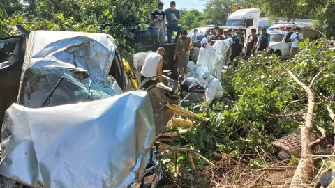 กระบะคนงานแซงไม่พ้น ชนท้ายฟอร์จูนเนอร์ก่อนฟาดต้นไม้ตกถนนตาย 4 เจ็บ 11 