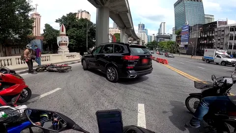 ตำรวจเรียกบีเอ็มป้ายแดงมักง่าย กลับรถกลางสะพานหัวช้าง ปรับ 400-1,000 บาท