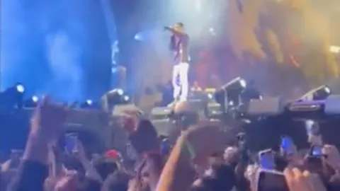 จนท.ถูกฉีดสารเสพติดที่คอในคอนเสิร์ต 'ทราวิส สก็อตต์' ขณะฝูงชนเหยียบกันตาย