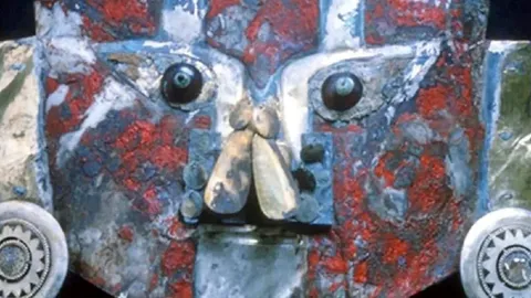 นักวิจัยวิเคราะห์สีแดงบนหน้ากากทองคำ อายุ 1,000 ปี