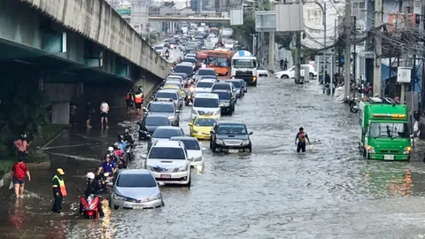 น้ำทะเลหนุนสูงใน กทม. ถนนพระราม 3 ท่วมยาว 3 กม.จราจรอัมพาต (คลิป)
