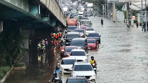 โซเชียลช่วยกันรายงาน น้ำทะเลหนุน เจ้าพระยาเอ่อท่วมถนนหลายสาย (คลิป)