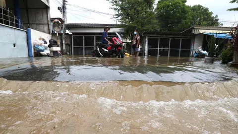 ประมวลภาพ น้ำทะเลหนุนสูง กระทบชุมชนริมน้ำเจ้าพระยา บางจุดท่วม 2 เมตร