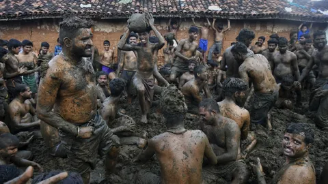 ชาวอินเดียร่วมงานเทศกาลปามูลวัว เชื่อว่าช่วยรักษาโรคภัยไข้เจ็บให้หมดไป 