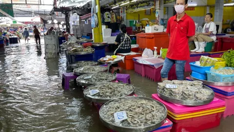 พ่อเมืองตรวจน้ำท่วมตลาดปากน้ำ ชี้เจอทั้งน้ำหนุน น้ำเหนือ น้ำฝน 