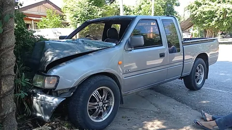 อุทาหรณ์มือใหม่ สาวสอนแฟนขับรถ แหกโค้งชนต้นไม้บาดเจ็บ