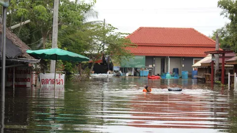 คันกั้นน้ำวัดลำพญานครปฐมพัง น้ำทะลักท่วมสูงเป็นเมตร คาดอีก 3 วันแห้ง
