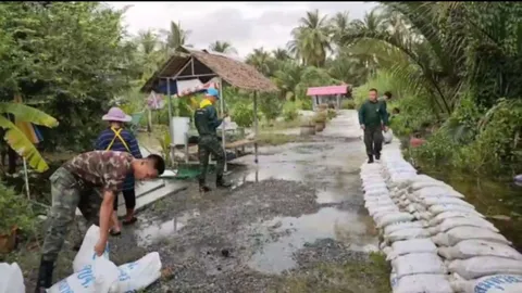 ทหารเข้าช่วยชาวบ้านสมุทรสาคร เสริมแนวกั้นน้ำท่าจีน หลังน้ำทะเลหนุนสูง