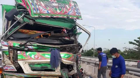 รถเฮี๊ยบจอดเสียคนขับลงมาโทรเรียกช่าง ถูกสิบล้อพุ่งชนท้ายขาขาดอาการสาหัส