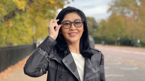 "ยิ่งลักษณ์" อวดแว่นอัจฉริยะ Ray-Ban พร้อมถ่ายคลิปลงสตอรี่ให้ดูสั้นๆ