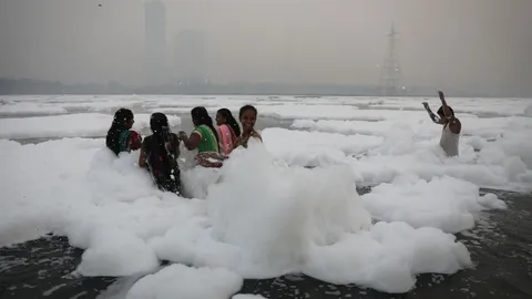 ตะลึง โฟมพิษลอยฟ่องเต็มแม่น้ำยมุนาในอินเดีย (คลิป)