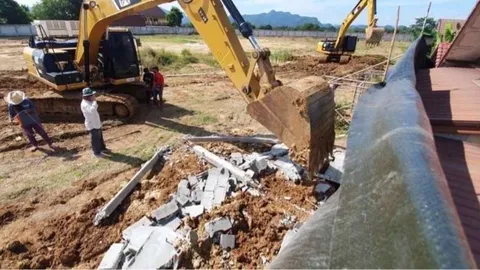 เริ่มรื้อกำแพงสูงมิดหลังคา เจ้าของบ้านวอนเจ้าของที่ จ่ายค่าซ่อมบ้านพัง