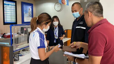 โจรมาเดี่ยวขู่มีปืน ชิงเงิน 6 แสน ธ.กรุงเทพสาขาบ้านเก่า ก่อนขี่ จยย.หนี (คลิป)