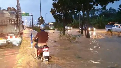 น้ำป่าท่วมถนนสายเอเชียที่ชุมพร ช่วงกม.33-35 ขึ้นล่องไม่ได้สั่งปิดตลอดคืน (คลิป)