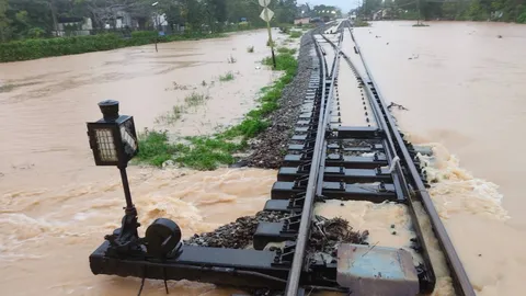 น้ำท่วมชุมพร การรถไฟฯ ประกาศปรับสถานีต้นทางปลายทาง-งดเดินรถ 10 ขบวน