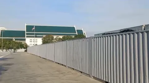 ปิดแล้วสนามหลวง ขนคอนเทนเนอร์วางเป็นกำแพง รับมือม็อบใหญ่ 14 พ.ย. 