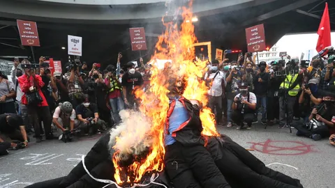 "ม็อบ" เผาหุ่นฟาง-ทุบศาลพระภูมิ ประท้วงศาลวินิจฉัยล้มล้างการปกครอง