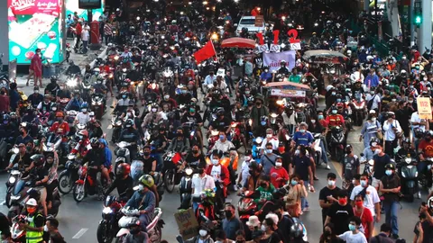“ม็อบ” ประจันหน้า ตร. เจรจา เลี้ยวขวา"อังรีดูนังต์" ไปสถานทูตเยอรมนี (คลิป)
