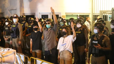 3 ตัวแทนม็อบเข้ายื่นหนังสือต่อสถานทูตเยอรมนีแล้ว ก่อนประกาศยุติกิจกรรม (คลิป)