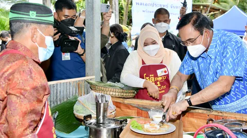 นายกฯ บอก "หร่อยจังฮู้" ขณะ สาธิตทำ"ไข่ดาวบนใบตอง-ชิมโรตีแกง" ที่ กระบี่ (คลิป)