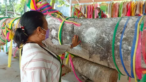 เลขเด็ด แม่ตะเคียนทองสองพี่น้อง คอหวยขอโชค เสี่ยงดวงงวด 16/11/64 (คลิป)