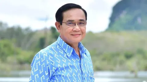 นายกฯ สวมเสื้อบาติกลายขอเจ้าฟ้าสิริวัณณวรีฯ ชวนคนรุ่นใหม่พลิกโฉมประเทศไทย