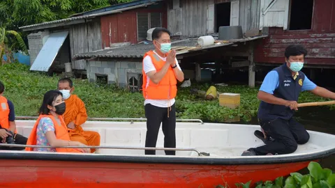 ผู้ว่าฯ สุพรรณฯ ตรวจน้ำท่วมบางปลาม้า ลุยน้ำนอนวัด ดูปัญหาความเป็นอยู่