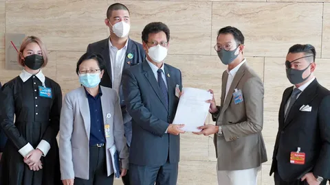 “เจริญ Porn” 