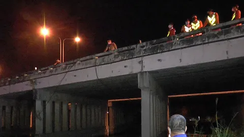 ทิ้งลูก 3 ขวบ แม่กระโดดคลอง เครียดซึมเศร้า จอดรถสะพาน จมหายตอนดึก