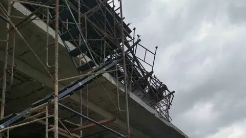 นั่งร้านไซต์ก่อสร้างถล่ม คนงานตกลงมาเจ็บ 2 ใน มทร.รัตนโกสินทร์ ศาลายา