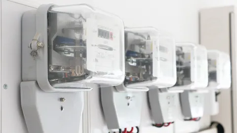 ขึ้นทุกอย่างยกเว้นเงินเดือน ประชาชนเตรียมตัว กกพ.เคาะขึ้นค่าไฟฟ้าปี 65