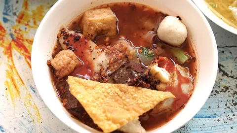 ร้านเด็ด "ตำนานเย็นตาโฟสิงห์บุรี" สูตรฟ้าผ่า ไต่ระดับความแซ่บ