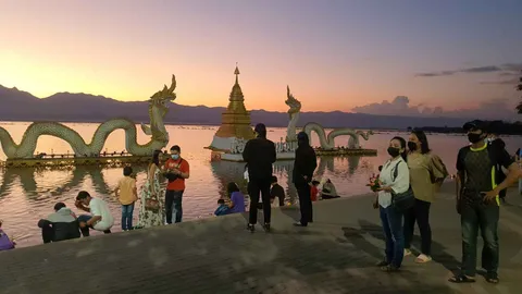 คนนับหมื่นแห่ลอยกระทง กว๊านพะเยาคึกคัก เทศบาลเข้มคุมคัดกรองโควิด-19