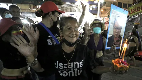 ลอยไล่ “ลุง” 