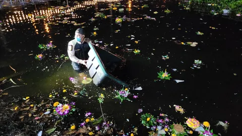 สลดคืนลอยกระทง ชายวัย 57 ปี จมน้ำเสียชีวิต หลังลงเรือเก็บเหรียญในกระทง