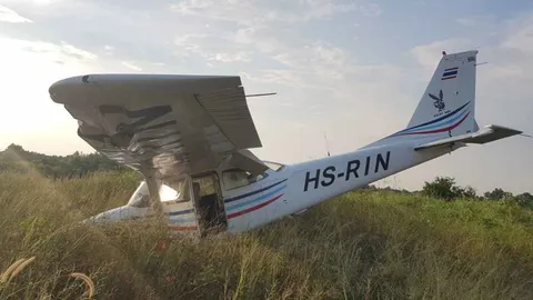 เครื่องบินเล็กเครื่องขัดข้อง ลงจอดฉุกเฉินบนทุ่งที่สมุทรสาคร เจ็บ 2 ราย