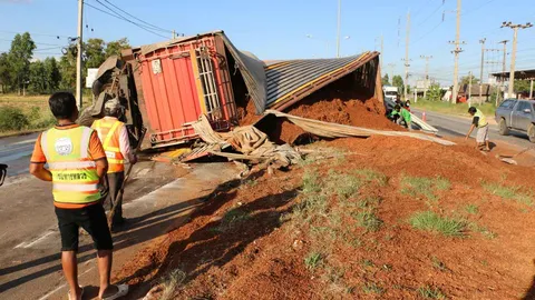 รถพ่วงขนเปลือกมันเสียหลักคว่ำ ทับเมียคนขับตายทั้งกลมคาถนนสีคิ้ว-ชัยภูมิ