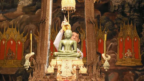 เสด็จฯ เปลี่ยนเครื่องทรง