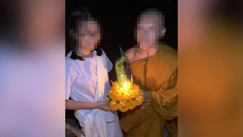 ว่อนเน็ต พระ-สีกา ลอยกระทงแนบชิด โซเชียลไทย-ลาว คอมเมนต์สนั่น